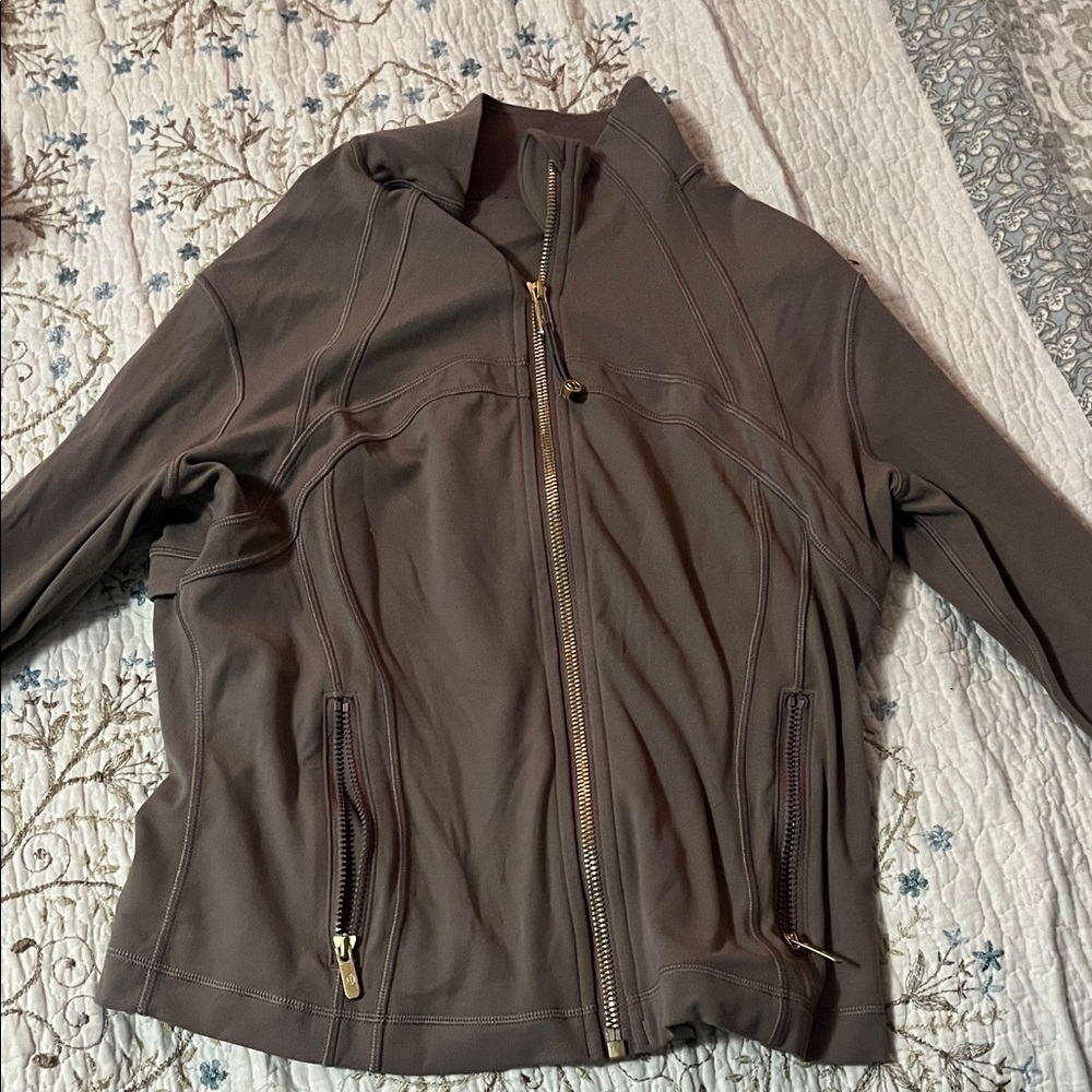 lululemon define Jacket  worn 3 times gold zipper.